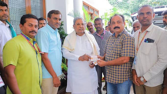 ಹಿಂದುಳಿದ ವರ್ಗಗಳ ಆಯೋಗದಿಂದ ಸಮೀಕ್ಷೆ: ಸಿಎಂ ಸಿದ್ದರಾಮಯ್ಯ ನಿವಾಸಕ್ಕೆ 'ಸ್ಟಿಕ್ಕರ್' ಅಂಟಿಸಿದ ಸಿಬ್ಬಂದಿ!