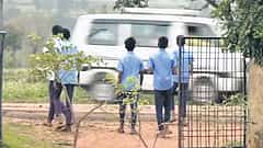 Gadag: ಶೌಚಾಲಯ ಇಲ್ಲದ ಸರ್ಕಾರಿ ಶಾಲೆ; ಬಹಿರ್ದೆಸೆಗೆ ಜೀವ ಕೈಯಲ್ಲಿ ಹಿಡಿದು ಹೆದ್ದಾರಿ ದಾಟುವ ವಿದ್ಯಾರ್ಥಿಗಳು!