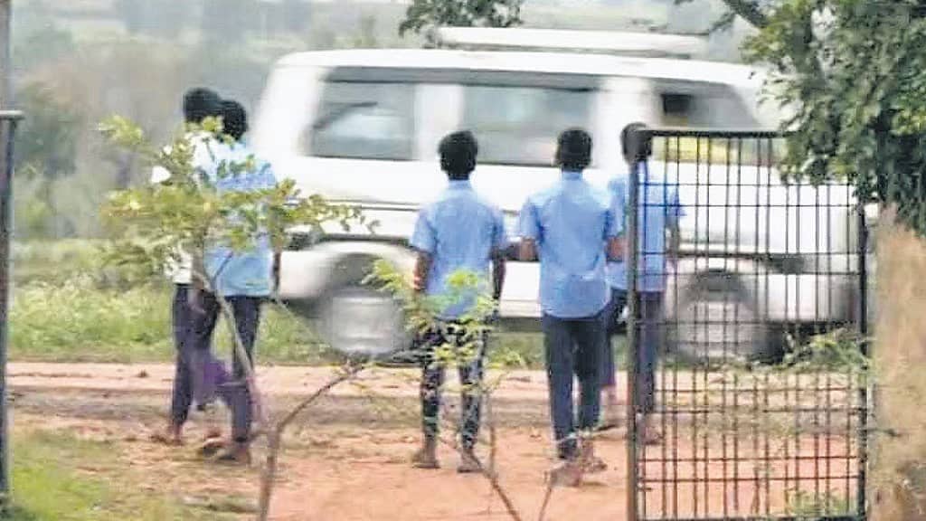 Gadag: ಶೌಚಾಲಯ ಇಲ್ಲದ ಸರ್ಕಾರಿ ಶಾಲೆ; ಬಹಿರ್ದೆಸೆಗೆ ಜೀವ ಕೈಯಲ್ಲಿ ಹಿಡಿದು ಹೆದ್ದಾರಿ ದಾಟುವ ವಿದ್ಯಾರ್ಥಿಗಳು!
