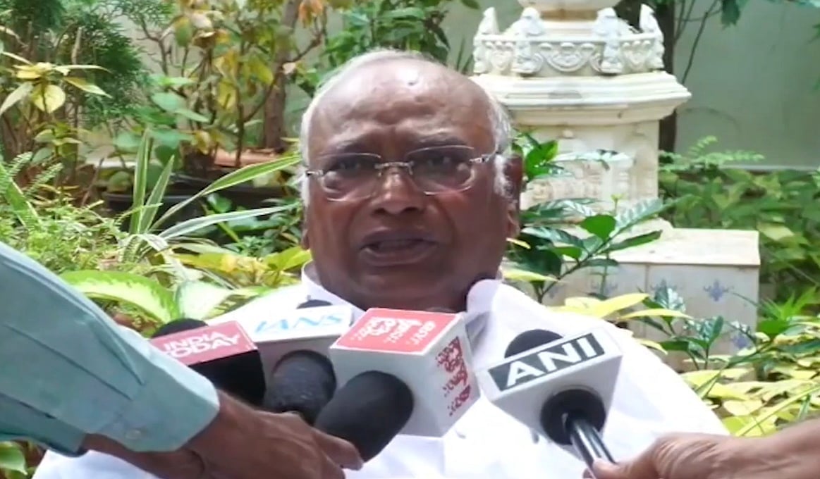 ಹೋಗಿ ಮೋದಿ, ಶಾ ಹತ್ತಿರ ಕೇಳು: ಕಷ್ಟ ಹೇಳಲು ಬಂದಿದ್ದ ಯುವ ರೈತನ ವಿರುದ್ಧ ಖರ್ಗೆ ಆಕ್ರೋಶ; Video