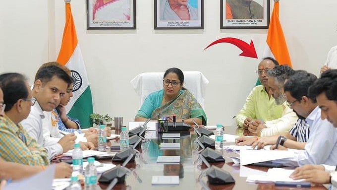 Delhi: ಸರ್ಕಾರದ ಅಧಿಕೃತ ಸಭೆಯಲ್ಲಿ ಸಿಎಂ ಪತಿ; ರೇಖಾ ಗುಪ್ತಾ ಮತ್ತೊಂದು ವಿವಾದ; ಬಿಜೆಪಿ ವಿರುದ್ಧ AAP, ಕಾಂಗ್ರೆಸ್ ಕಿಡಿ