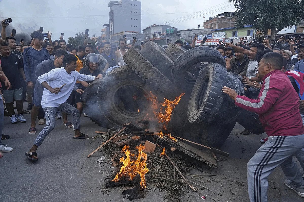 Nepal protest: KP Sharma Oli ರಾಜಿನಾಮೆ; ಮನೆ, ಸಂಸತ್ ಕಟ್ಟಡಕ್ಕೆ ಬೆಂಕಿ; ನೇಪಾಳ ತೊರೆದ ಪ್ರಧಾನಿ? Video