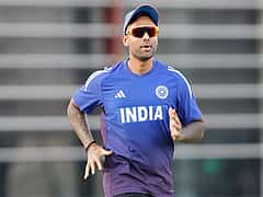 Asia Cup 2025 ವೇಳೆಯೇ ಶ್ರೀಲಂಕಾ ಸ್ಟಾರ್ ಆಟಗಾರನ ತಂದೆ ಸಾವು; ಸೂರ್ಯಕುಮಾರ್ ಯಾದವ್ ಮಾಡಿದ್ದೇನು? ವಿಡಿಯೋ ನೋಡಿ...