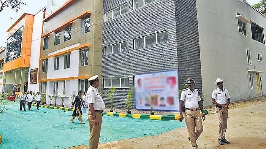 ಬೆಂಗಳೂರು: ಕ್ಯಾನ್ಸರ್ ಚಿಕಿತ್ಸೆಗೆಂದು ಆಸ್ಪತ್ರೆಗೆ ದಾಖಲು; ಜೀವಾವಧಿ ಶಿಕ್ಷೆಗೊಳಗಾಗಿದ್ದ ಕೈದಿ ಪರಾರಿ..!