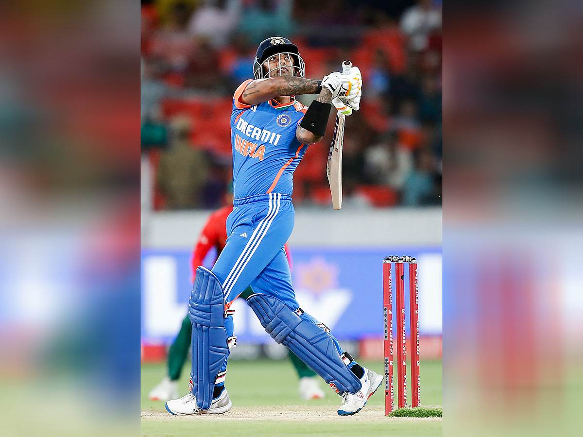 ಹ್ಯಾಂಡ್ಶೇಕ್ ವಿವಾದ: ಪಾಕಿಸ್ತಾನದ ಕರಾಚಿಯಲ್ಲಿ ಜನಿಸಿದ ಆಟಗಾರನ ಅಪ್ಪಿದ ಸೂರ್ಯಕುಮಾರ್ ಯಾದವ್!
