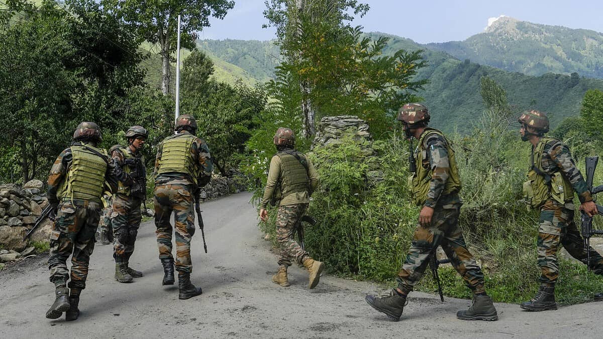 J-K terrorists: ಸ್ಥಳೀಯರಿಂದ ಸಿಗದ ಬೆಂಬಲ; ಅರಣ್ಯ 'ಬಂಕರ್' ಗಳಿಗೆ ಉಗ್ರರ ಅಡಗುದಾಣ ಬದಲು; ಭಾರತೀಯ ಸೇನೆಗೆ ಹೊಸ ಸವಾಲು