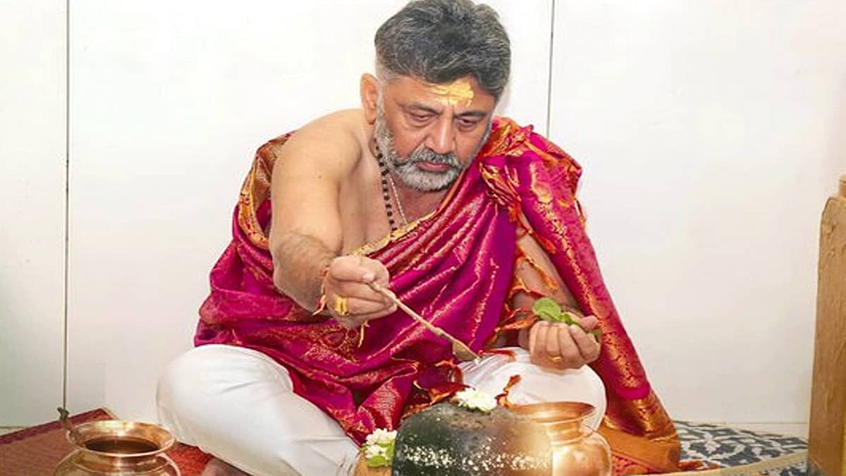 ರಾಜಕೀಯ ಲಾಭಕ್ಕಾಗಿ 'ಮೃದು ಹಿಂದುತ್ವ' ಅಳವಡಿಸಿಕೊಳ್ಳಲು ಡಿ.ಕೆ ಶಿವಕುಮಾರ್, ಡಾ. ಪರಮೇಶ್ವರ್ ಯತ್ನ?