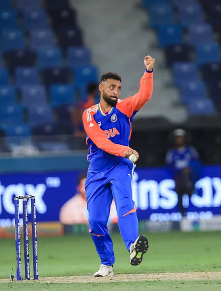 ICC T20 Bowlers' Rankings: ವಿಶ್ವದ ನಂ.1 ಬೌಲರ್ ವರುಣ್ ಚಕ್ರವರ್ತಿ; ಈ ಸಾಧನೆ ಮಾಡಿದ ಮೂರನೇ ಭಾರತೀಯ!