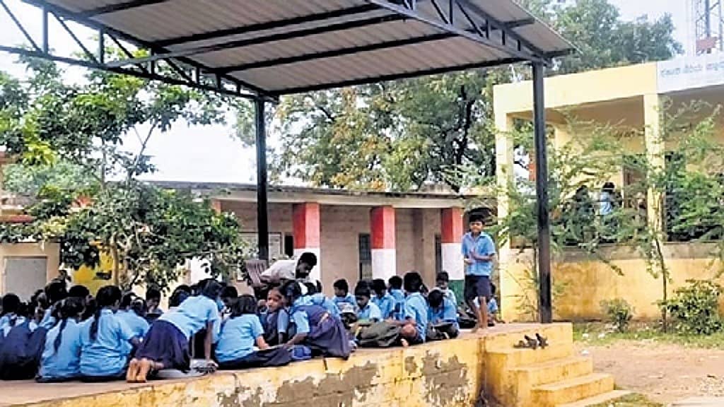 ಶಿಥಿಲಾವಸ್ಥೆಯಲ್ಲಿ ಸರ್ಕಾರಿ ಶಾಲೆ; ಮೇಲ್ಛಾವಣಿ ಬೀಳುವ ಆತಂಕ: ತೆರೆದ ಜಾಗದಲ್ಲಿ ಮಕ್ಕಳಿಗೆ ಪಾಠ-ಪ್ರವಚನ!