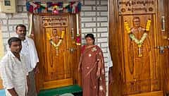 ಬಳ್ಳಾರಿ: 15 ತಿಂಗಳ ಗೃಹಲಕ್ಷ್ಮಿ ಹಣ ಕೂಡಿಟ್ಟು ಮನೆ ಬಾಗಿಲಿಗೆ CM ಸಿದ್ದರಾಮಯ್ಯ ಭಾವಚಿತ್ರ ಕೆತ್ತಿಸಿದ ದಂಪತಿ!