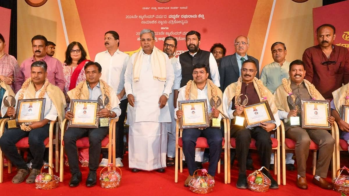 ಗಿರೀಶ್ ಲಿಂಗಣ್ಣ, TNIE ನೌಶಾದ್ ಗೆ ಅಭಿವೃದ್ಧಿ ಪತ್ರಿಕೋದ್ಯಮ ಪ್ರಶಸ್ತಿ ಪ್ರದಾನ