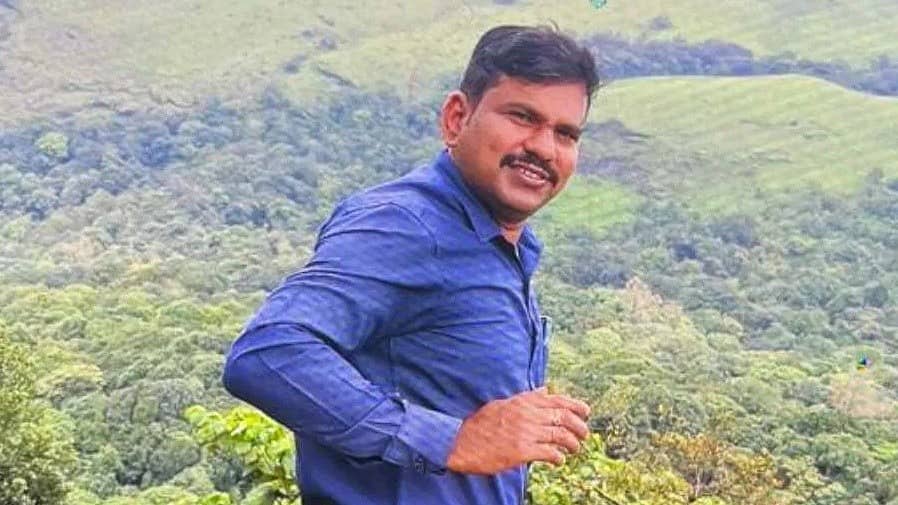 ಚಿಕ್ಕಮಗಳೂರು: ಶಿಕ್ಷಕ ಸಾವು; ಸೆಲ್ಫಿ ತೆಗೆದುಕೊಳ್ಳುವಾಗ ಪತ್ನಿ ಕಣ್ಣೇದುರೆ ಪ್ರಪಾತಕ್ಕೆ ಬಿದ್ದು ಪತಿ ಮರಣ!