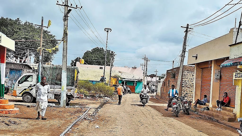 ಸಿದ್ದರಾಮಯ್ಯ ನೋಡಲು ಬಂದ ಸಾವಿರಾರು ಜನ: ತಿಮ್ಮಾಪುರ ಗ್ರಾಮ ಬಿಕೋ ಬಿಕೋ!