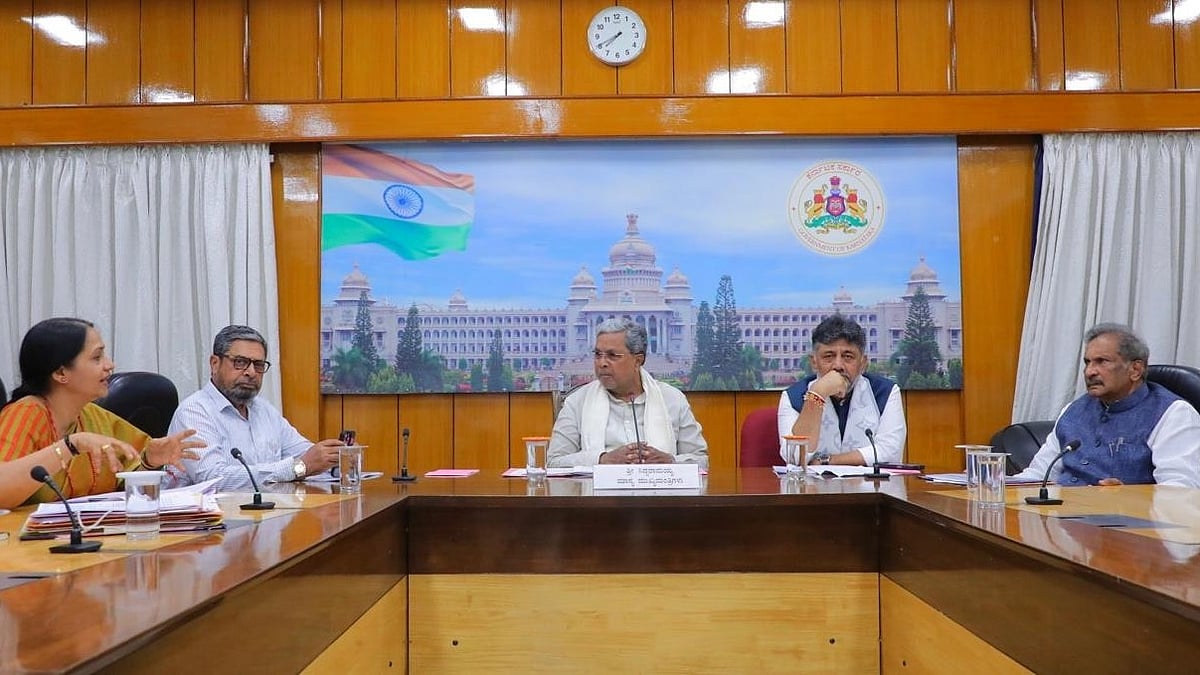 ಇನ್ನೂ 1 ತಿಂಗಳು ಕಾಲಾವಕಾಶ, ರಸ್ತೆ ಗುಂಡಿಗಳ ಮುಚ್ಚದಿದ್ದರೆ ಮುಲಾಜಿಲ್ಲದೆ ಕಠಿಣ ಕ್ರಮ: ಅಧಿಕಾರಿಗಳಿಗೆ ಸಿಎಂ ಖಡಕ್ ಎಚ್ಚರಿಕೆ