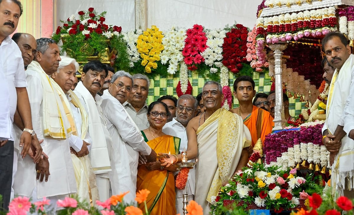 ಮೈಸೂರು ದಸರಾ ಉದ್ಘಾಟನೆ: ಚಾಮುಂಡಿ ದೇವಿಗೆ ಸಾಹಿತಿ ಬಾನು ಮುಷ್ತಾಕ್ ಪುಷ್ಪಾರ್ಚನೆ