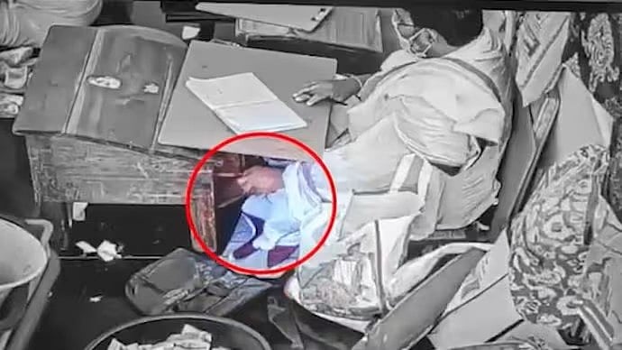 Rs 100 crore stolen: ತಿರುಪತಿ 'ಹುಂಡಿ'ಯಲ್ಲಿ 100 ಕೋಟಿ ರೂ ಗೂ ಅಧಿಕ ಹಣ ಕಳ್ಳತನ, CCTV ಕ್ಯಾಮರಾದಲ್ಲಿ ಸೆರೆ!