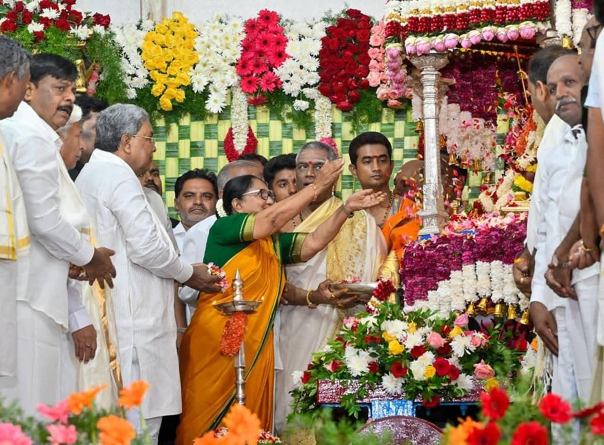 ದೇವಿಗೆ ಪುಷ್ಪಾರ್ಚನೆ