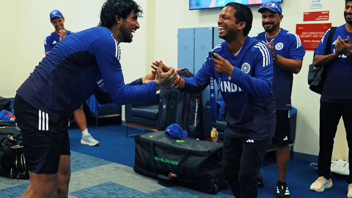Indian Dressing Room: ಪಾಕ್ ಪಂದ್ಯದ ಬಳಿಕ ಕನ್ನಡಿಗ ರಾಘವೇಂದ್ರ ದಿವಗಿ ಕಾಲಿಗೆ ಬಿದ್ದ ತಿಲಕ್ ವರ್ಮಾ! ಕಾರಣವೇನು? Video ನೋಡಿ...