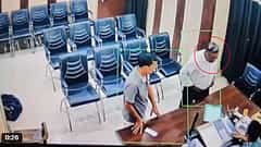 ಶಿಕ್ಷಣಾಧಿಕಾರಿಗೇ ಬೆಲ್ಟ್ ನಲ್ಲಿ ಬಾರಿಸಿದ headmaster; ಫೈಲ್ ಹರಿದು, ಮೊಬೈಲ್ ಕಸಿದು ಹೈಡ್ರಾಮಾ! Video