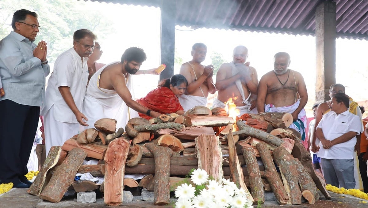 ಮೈಸೂರು: ಪಂಚಭೂತಗಳಲ್ಲಿ ಸಾಹಿತಿ ಎಸ್.ಎಲ್ ಭೈರಪ್ಪ ಲೀನ; ಸಕಲ ಸರ್ಕಾರಿ ಗೌರವಗಳೊಂದಿಗೆ 'ಅಕ್ಷರ ಮಾಂತ್ರಿಕ'ನ ಅಂತ್ಯಕ್ರಿಯೆ