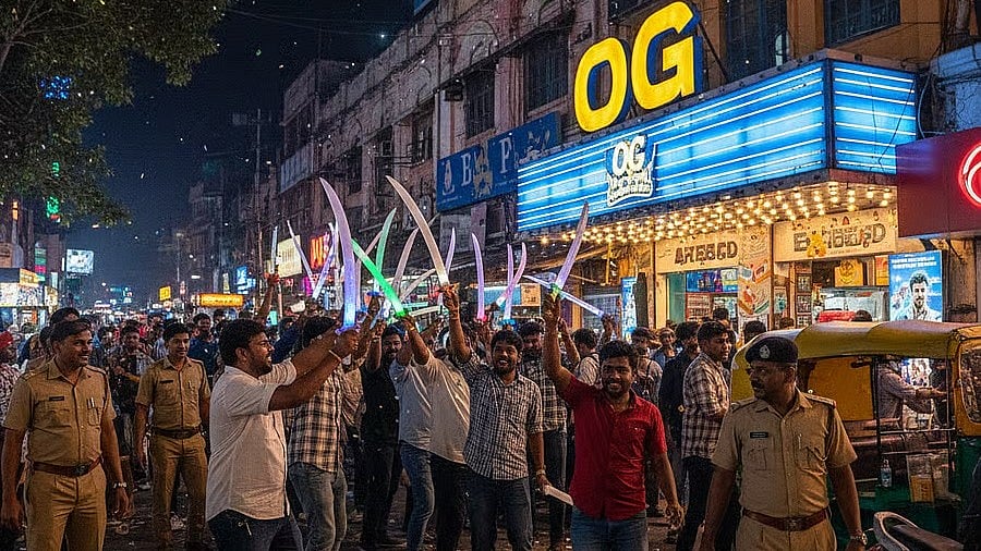 ಬೆಂಗಳೂರಲ್ಲಿ ಪವನ್ ಕಲ್ಯಾಣ್ ಅಭಿಮಾನಿಗಳ ಹುಚ್ಚಾಟ: ತಲ್ವಾರ್ ಹಿಡಿದು ಡ್ಯಾನ್ಸ್, ಕೆಲಕಾಲ ಆತಂಕ ಸೃಷ್ಟಿ