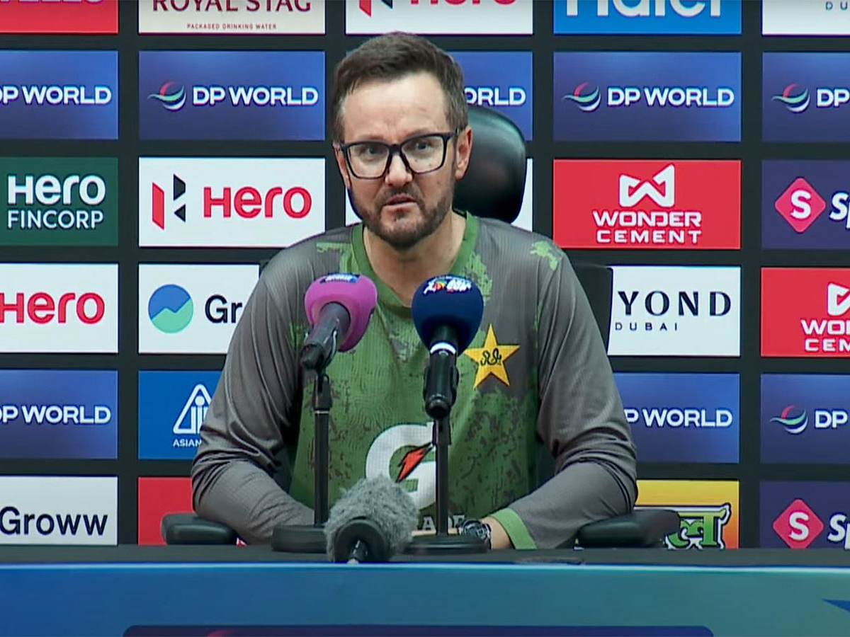 T20 World Cup 2026: ಭಾರತ ವಿರುದ್ಧ ಹೀನಾಯ ಸೋಲಿನ ಬಳಿಕ ಪಾಕ್ ಡ್ರೆಸ್ಸಿಂಗ್ ರೂಂ ಪರಿಸ್ಥಿತಿ ಹೇಗಿತ್ತು? ಮುಖ್ಯ ಕೋಚ್ ಹೇಳಿದ್ದಿಷ್ಟು...