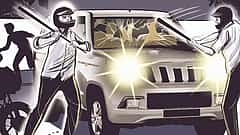 ಬೆಂಗಳೂರಿನಲ್ಲಿ ಪುಂಡರ ಅಟ್ಟಹಾಸ: ಸಿಕ್ಕಸಿಕ್ಕ ವಾಹನಗಳಿಗೆ ಅಡ್ಡಹಾಕಿ ಲಾಂಗ್ ತೋರಿಸಿ ಬೆದರಿಕೆ, ಹಣ ವಸೂಲಿ..!