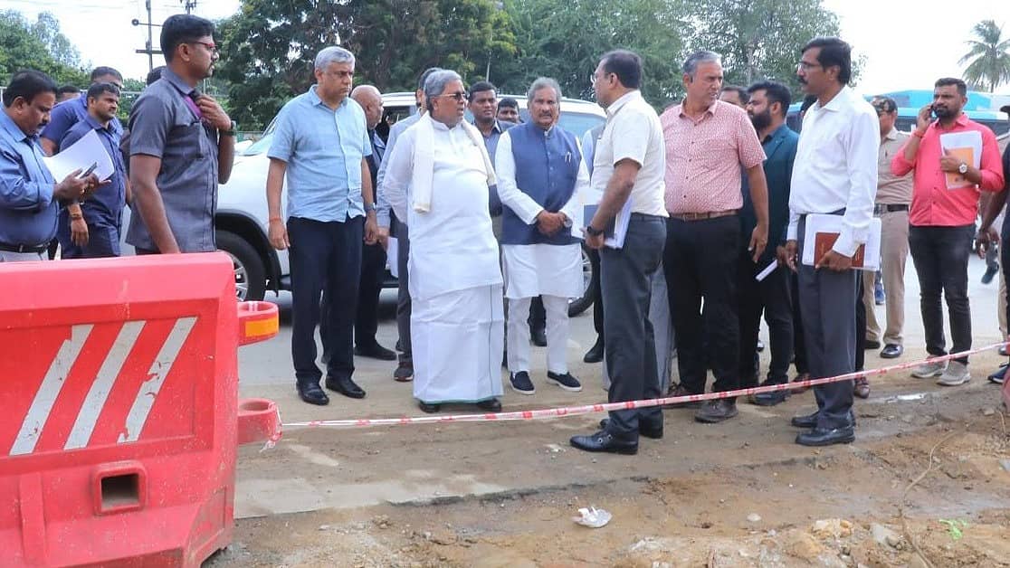 Bengaluru Potholes: ರಸ್ತೆಗುಂಡಿ ಮುಚ್ಚಲು 1 ತಿಂಗಳು ಗಡುವು; ಇಂಜಿನಿಯರ್ ಅಮಾನತ್ತಿಗೆ ಸಿದ್ದರಾಮಯ್ಯ ಆದೇಶ; Video