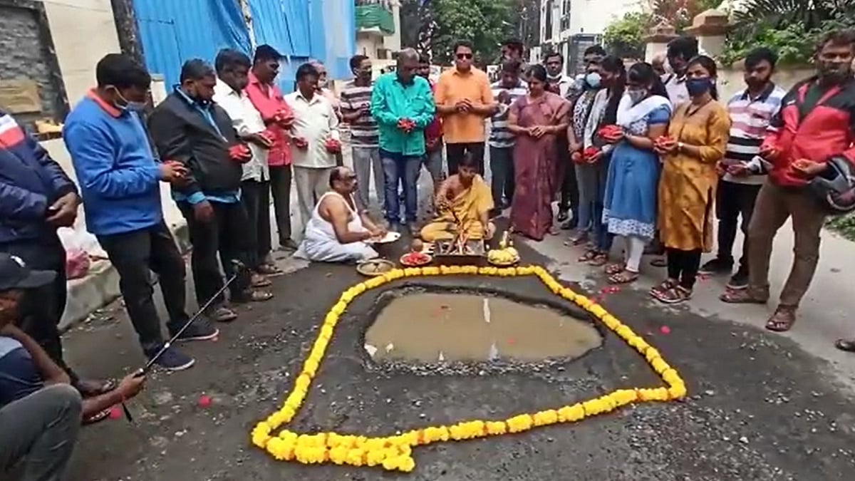 Bengaluru: 'ರಸ್ತೆ ಗುಂಡಿ'ಗೆ ಸ್ಥಳೀಯರ ಪೂಜೆ, ವಿನೂತನ ಪ್ರತಿಭಟನೆ