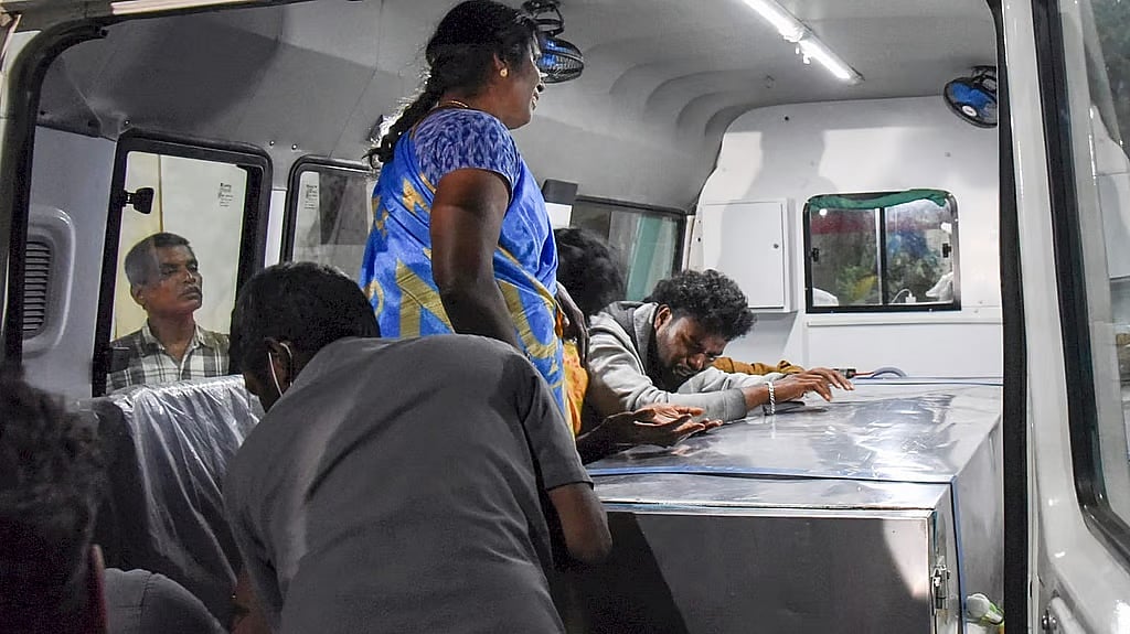 Karur Stampede: ಮೃತರ ಸಂಖ್ಯೆ 41ಕ್ಕೆ ಏರಿಕೆ, ನಟ ವಿಜಯ್ ನಿವಾಸಕ್ಕೆ ಬಾಂಬ್ ಬೆದರಿಕೆ