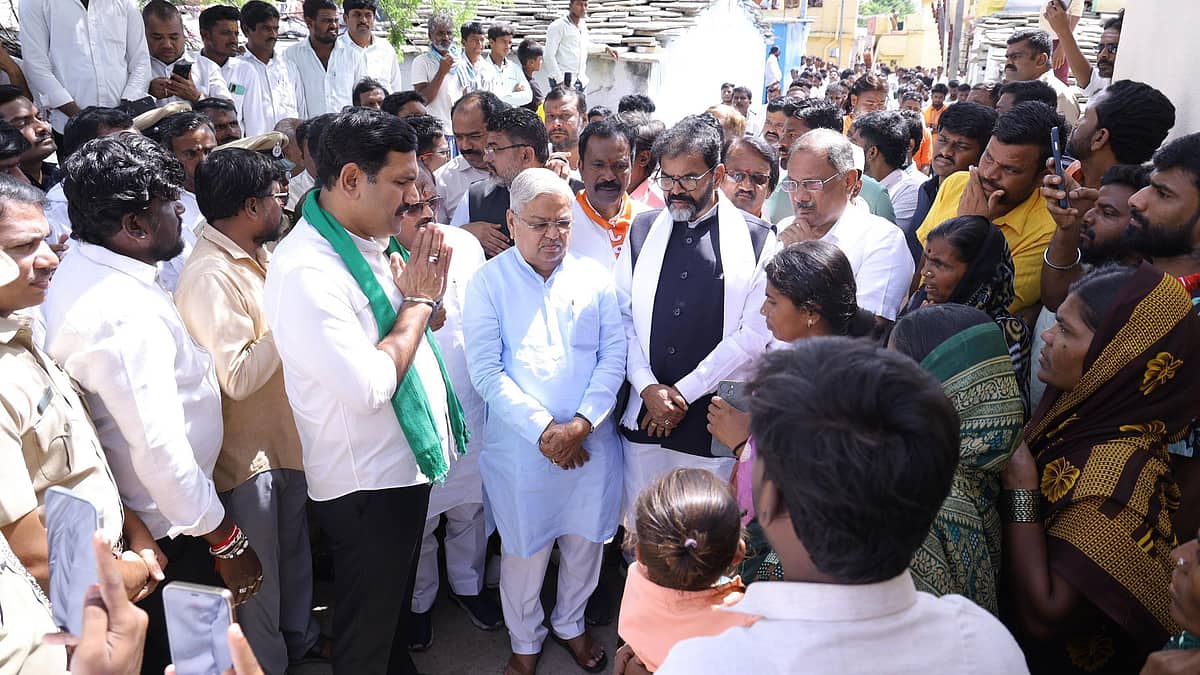 ಜಿಲ್ಲಾ ಉಸ್ತುವಾರಿ ಸಚಿವರನ್ನು ಎಸಿ ಕೋಣೆಯಿಂದ ಹೊರ ಹಾಕಿ, ನೆರೆ ಪೀಡಿತ ಪ್ರದೇಶಕ್ಕೆ ಭೇಟಿ ನೀಡುವಂತೆ ಮಾಡಿ: ಸಿಎಂಗೆ ವಿಜಯೇಂದ್ರ ಆಗ್ರಹ