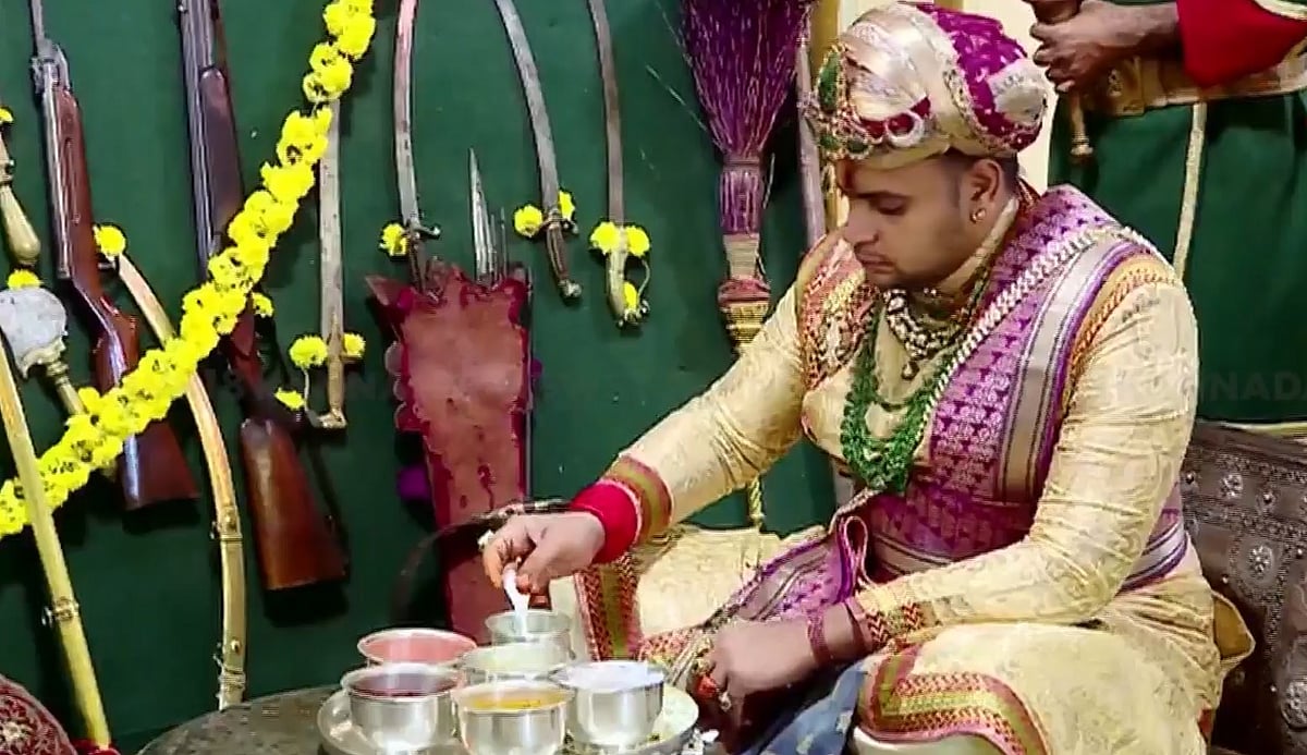 ಮೈಸೂರು ಅರಮನೆಯಲ್ಲಿ ಸುಂದರವಾಗಿ ನೆರವೇರಿದ ಆಯುಧ ಪೂಜೆ; Video