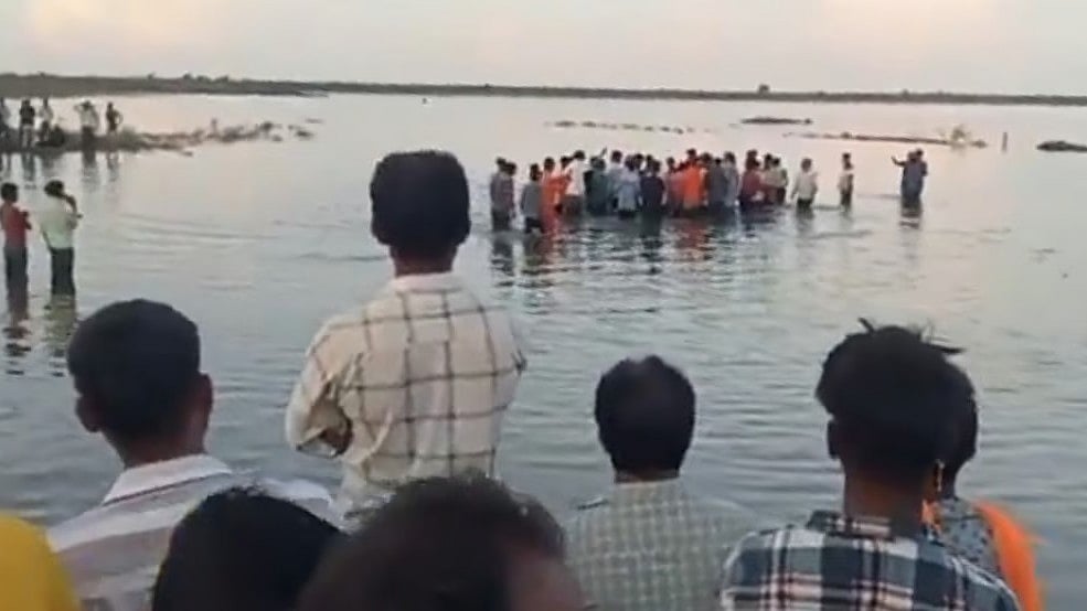 Madhya Pradesh: ದುರ್ಗಾದೇವಿ ಮೂರ್ತಿ ವಿಸರ್ಜನೆ ವೇಳೆ ದುರಂತ; ಮಹಿಳೆಯರು, ಮಕ್ಕಳು ಸೇರಿದಂತೆ 14 ಮಂದಿ ಸಾವು! Video