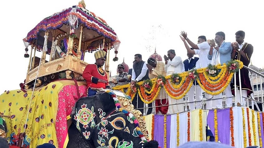 Mysuru Dasara: ನಾಡದೇವಿ ಚಾಮುಂಡೇಶ್ವರಿಗೆ ಪುಷ್ಪಾರ್ಚನೆ; ಜಂಬೂ ಸವಾರಿಗೆ ಸಿಎಂ ಚಾಲನೆ