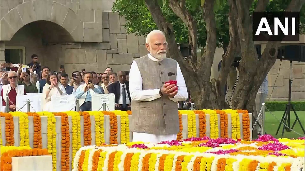 ಗಾಂಧಿ ಜಯಂತಿ 2025: ರಾಜ್ಘಾಟ್ನಲ್ಲಿ ಪ್ರಧಾನಿ ಮೋದಿ ಸೇರಿ ಗಣ್ಯರಿಂದ ಪುಷ್ಪ ನಮನ