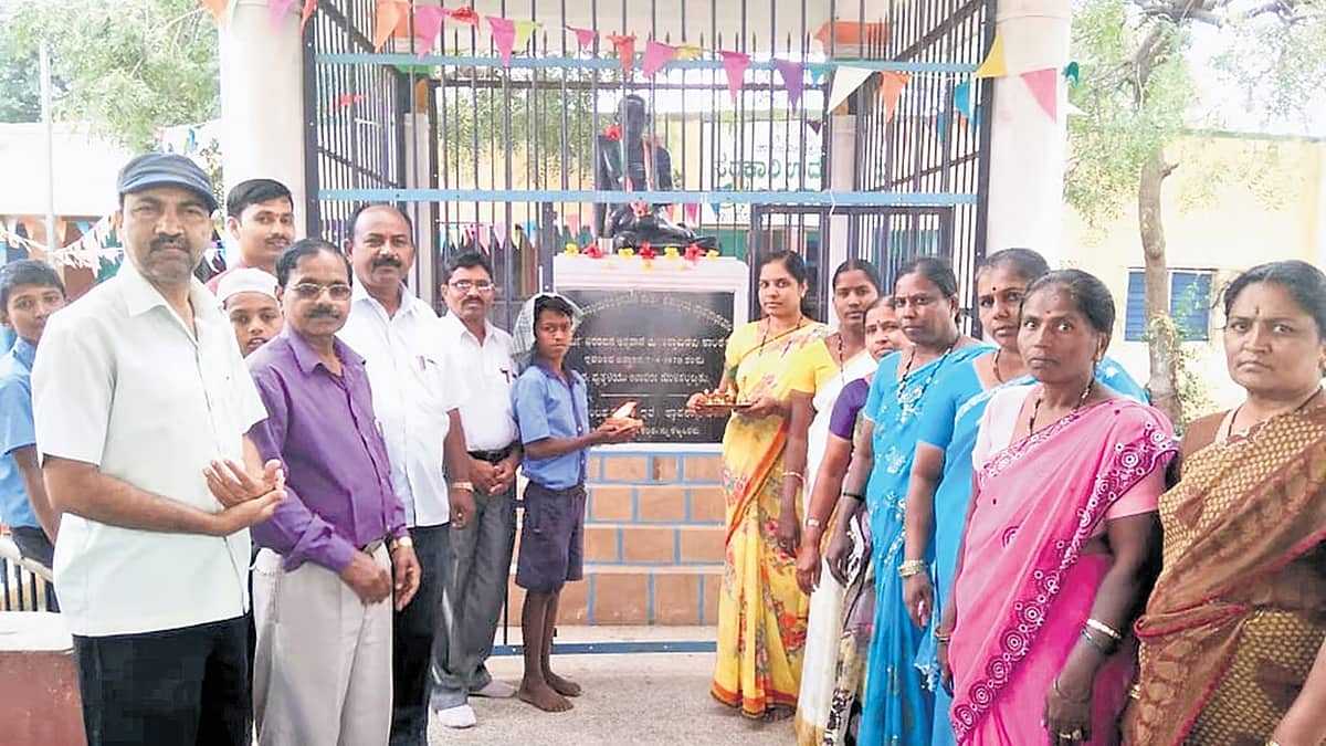 ಗದಗ: ಮಹಾತ್ಮ ಗಾಂಧೀಜಿಯನ್ನು ದೇವರಂತೆ ಪೂಜಿಸುವ ಗ್ರಾಮವಿದು!