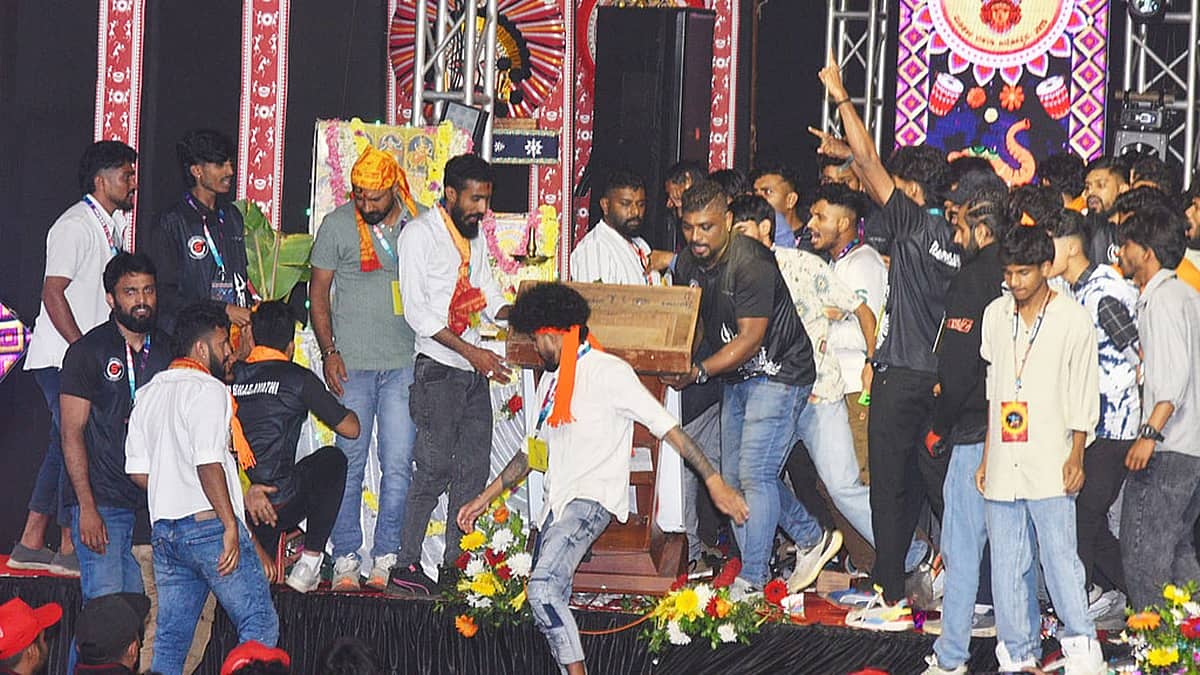 ಮಡಿಕೇರಿ: ದಸರಾ ಪ್ರಶಸ್ತಿ ಪ್ರದಾನ ಸಮಾರಂಭದಲ್ಲಿ ಮಾರಾಮಾರಿ, ಡಿವೈಎಸ್ಪಿಗೆ ಗಾಯ