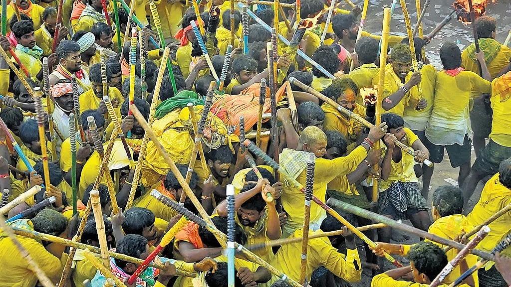 Karrala Samaram: ದುರಂತವಾಗಿ ಮಾರ್ಪಟ್ಟ 'ದೇವರ ಉತ್ಸವ'; ದೊಣ್ಣೆ ಕಾಳಗದಲ್ಲಿ 4 ಜನರ ಸಾವು, 100ಕ್ಕೂ ಹೆಚ್ಚು ಮಂದಿಗೆ ಗಾಯ!