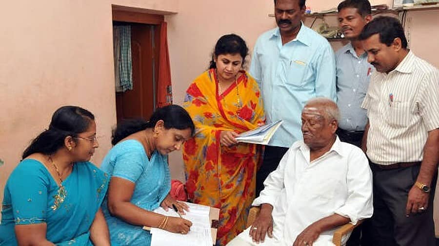 ಬೆಂಗಳೂರಿನಲ್ಲಿ ಗಣತಿದಾರರ ಪ್ರತಿಭಟನೆ: ಸಾಮಾಜಿಕ, ಶೈಕ್ಷಣಿಕ ಸಮೀಕ್ಷೆಗೆ ಅಡ್ಡಿ!