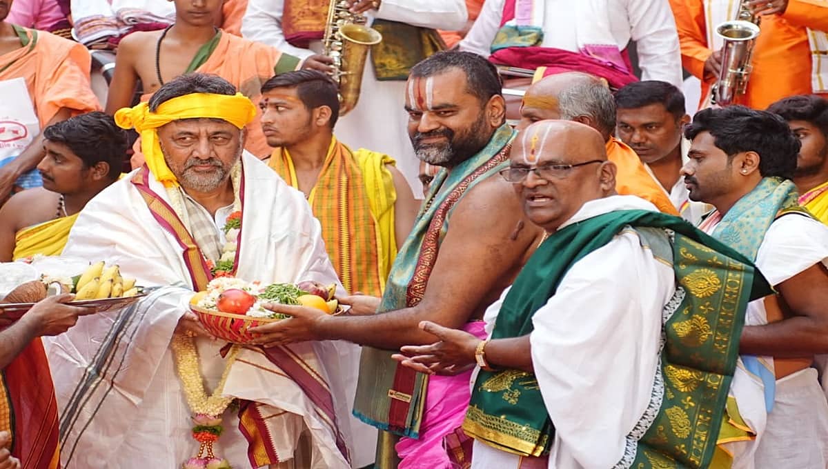 ವಾರದಲ್ಲಿ ಮೂರು ದಿನ ಕಾವೇರಿ ಆರತಿ: ಪಂಡಿತ, ಪುರೋಹಿತರಿಗೆ ಡಿ.ಕೆ ಶಿವಕುಮಾರ್ ಸನ್ಮಾನ