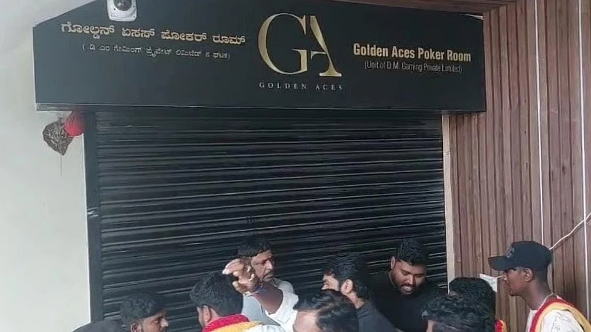 ಆನ್‌ಲೈನ್ ಬೆಟ್ಟಿಂಗ್ ಆರೋಪ: 'ಗೋಲ್ಡನ್ ಏಸಸ್ ಪೋಕರ್ ರೂಂ'ಗೆ ನುಗ್ಗಿದ ಕನ್ನಡ ಪರ ಸಂಘಟನೆಗಳು; ಪೀಠೋಪಕರಣ ಧ್ವಂಸ