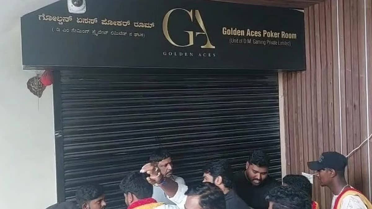 ಆನ್ಲೈನ್ ಬೆಟ್ಟಿಂಗ್ ಆರೋಪ: 'ಗೋಲ್ಡನ್ ಏಸಸ್ ಪೋಕರ್ ರೂಂ'ಗೆ ನುಗ್ಗಿದ ಕನ್ನಡ ಪರ ಸಂಘಟನೆಗಳು; ಪೀಠೋಪಕರಣ ಧ್ವಂಸ