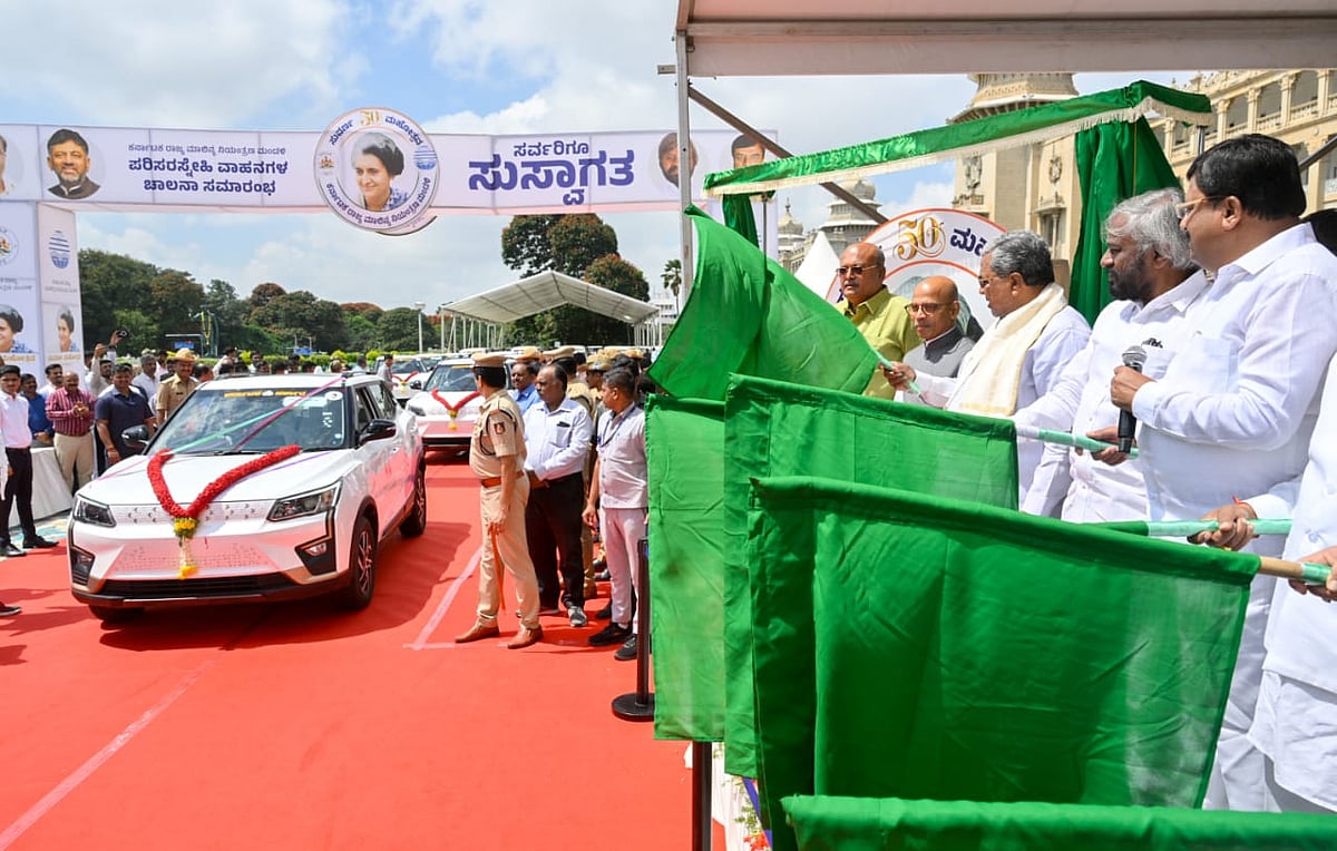 EV Vehicles: 68 ಪರಿಸರ ಸ್ನೇಹಿ ವಾಹನಗಳಿಗೆ ಸಿಎಂ ಚಾಲನೆ; ರಾಸಾಯನಿಕ ಪಟಾಕಿ ಮಾರಾಟಗಾರರ ಲೈಸೆನ್ಸ್ ರದ್ದು ಮಾಡಿ- ಈಶ್ವರ್ ಖಂಡ್ರೆ
