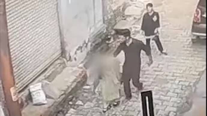 Meerut: ನಡು ಬೀದಿಯಲ್ಲಿ ಬಾಲಕಿ ಕುತ್ತಿಗೆ ಹಿಡಿದು ಕಿರುಕುಳ; ಮುಂದೇನಾಯ್ತು ಈ Video ನೋಡಿ...