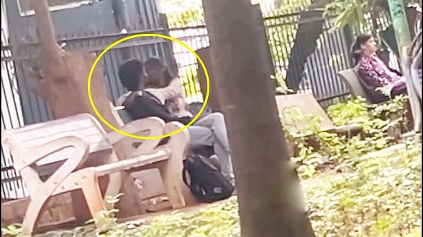 Video: ಹಾಡಹಗಲೇ 'ಮಲ್ಲೇಶ್ವರಂ ಪಾರ್ಕ್' ಬೆಂಚ್ ಮೇಲೆ ಪ್ರೇಮಿಗಳ ರೊಮ್ಯಾನ್ಸ್; ಸ್ಥಳೀಯರ ಕಿಡಿ!