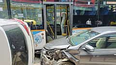 BMTC ಬಸ್ ಚಾಲಕನಿಗೆ ಫಿಡ್ಸ್; ಚಿನ್ನಸ್ವಾಮಿ ಕ್ರೀಡಾಂಗಣ ರಸ್ತೆಯಲ್ಲಿ ಸರಣಿ ಅಪಘಾತ