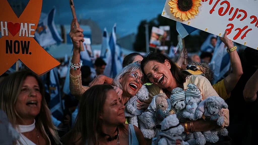 Israel-Gaza war: 7 ಒತ್ತೆಯಾಳುಗಳ ರೆಡ್ ಕ್ರಾಸ್‌ಗೆ ಹಸ್ತಾಂತರಿಸಿದ ಹಮಾಸ್; ಯುದ್ಧ ಅಂತ್ಯ- ಟ್ರಂಪ್ ಘೋಷಣೆ; Video