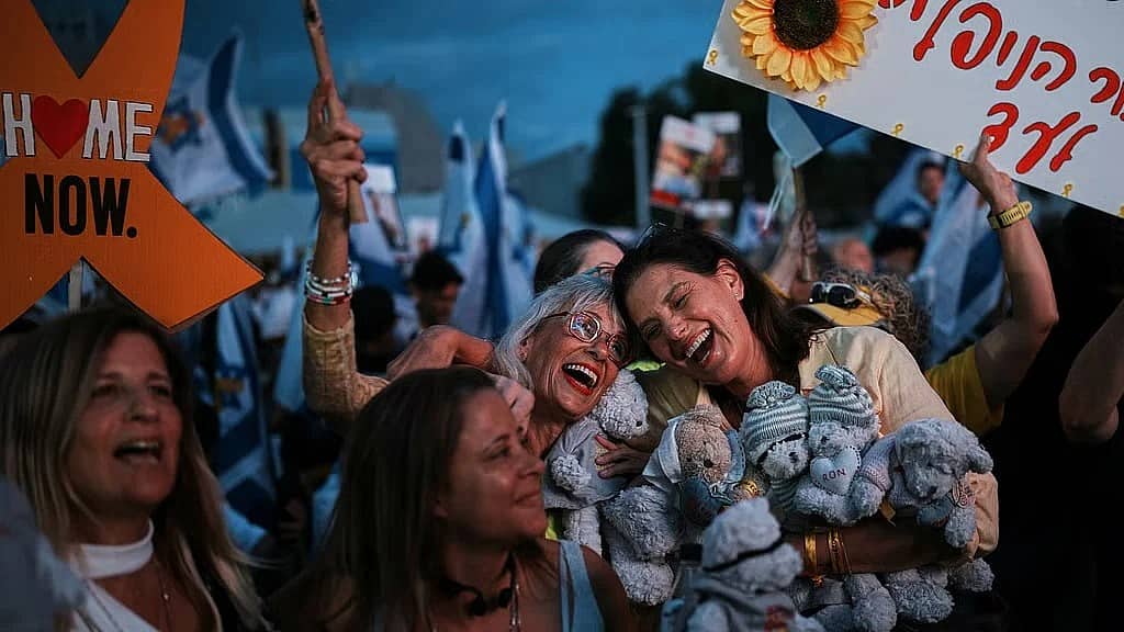 Israel-Gaza war: 7 ಒತ್ತೆಯಾಳುಗಳ ರೆಡ್ ಕ್ರಾಸ್ಗೆ ಹಸ್ತಾಂತರಿಸಿದ ಹಮಾಸ್; ಯುದ್ಧ ಅಂತ್ಯ- ಟ್ರಂಪ್ ಘೋಷಣೆ; Video