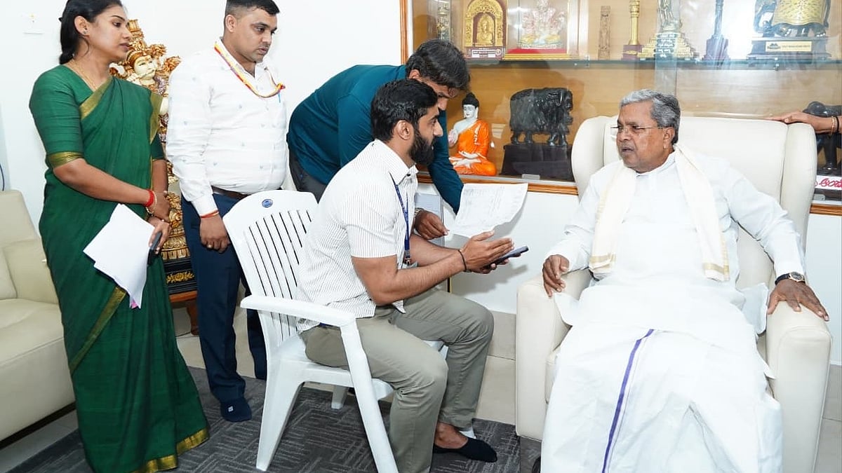 ಸಿಎಂ ಮನೆಗೆ ಜಾತಿಗಣತಿದಾರರ ಭೇಟಿ: 45 ನಿಮಿಷ ಸಮಾಧಾನದಿಂದ ಉತ್ತರಿಸಿದ ಸಿದ್ದರಾಮಯ್ಯ; ಪ್ರಾಮಾಣಿಕ ಮಾಹಿತಿ ನೀಡುವಂತೆ ಜನತೆಗೆ ಕರೆ