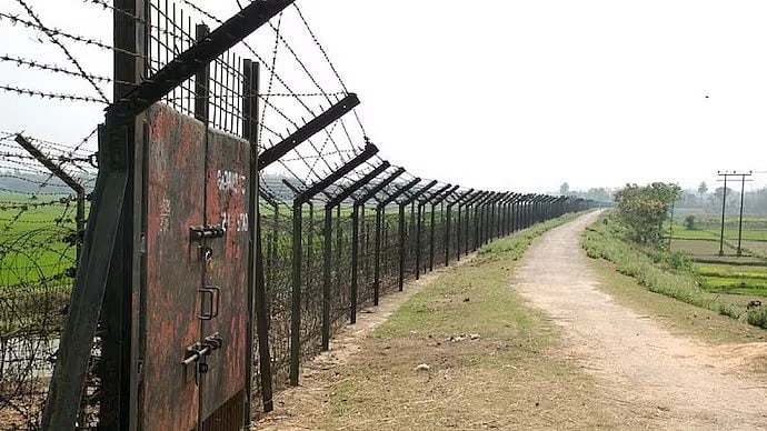 Delhi-Dhaka row: ತ್ರಿಪುರಾದಲ್ಲಿ ಸ್ಥಳೀಯರಿಂದ ಮೂವರು ಬಾಂಗ್ಲಾದೇಶಿಗರ ಕೊಲೆ; ಭಾರತ- ಬಾಂಗ್ಲಾ ನಡುವೆ ಭುಗಿಲೆದ್ದ ವಿವಾದ!